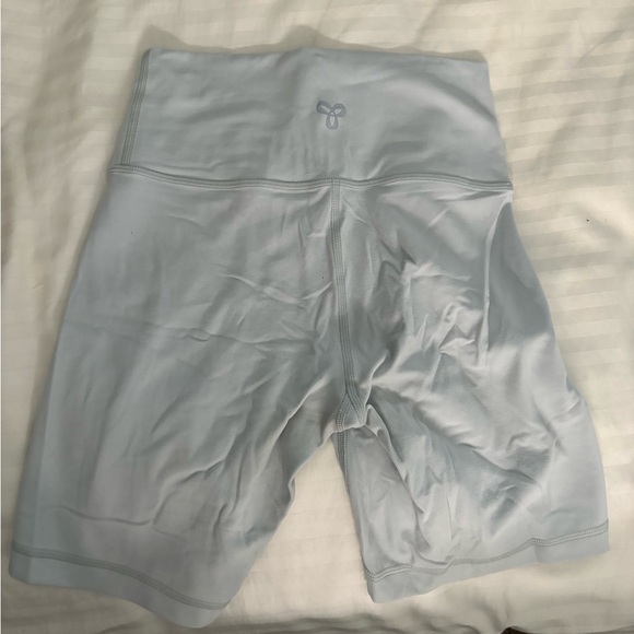 Aritzia TNA butter biker shorts 7inch - Picture 3 of 5